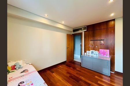 Apartamento à venda com 274m², 4 quartos e 5 vagas Apartamento à venda com 274m², 4 quartos e 5 vagasQuarto