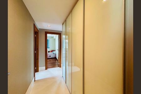 Apartamento à venda com 274m², 4 quartos e 5 vagas Apartamento à venda com 274m², 4 quartos e 5 vagasCorredor