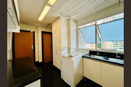 Apartamento à venda com 274m², 4 quartos e 5 vagas Apartamento à venda com 274m², 4 quartos e 5 vagasÁrea de serviço