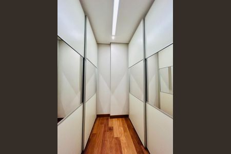 Apartamento à venda com 274m², 4 quartos e 5 vagas Apartamento à venda com 274m², 4 quartos e 5 vagasCloset