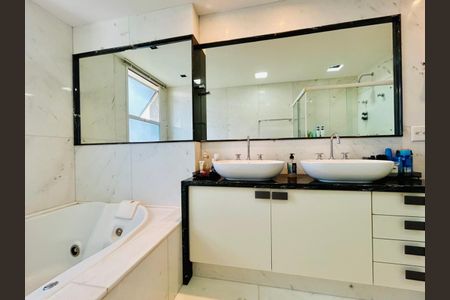 Apartamento à venda com 274m², 4 quartos e 5 vagasBanheiro