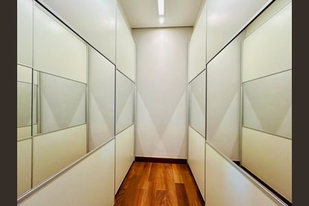 Apartamento à venda com 274m², 4 quartos e 5 vagas Apartamento à venda com 274m², 4 quartos e 5 vagasCloset