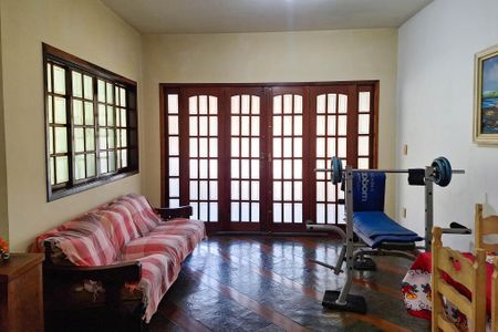 Sala de casa de condomínio à venda com 3 quartos, 150m² em Sapê, Niterói