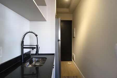 Cozinha de kitnet/studio para alugar com 1 quarto, 29m² em Indianópolis, São Paulo