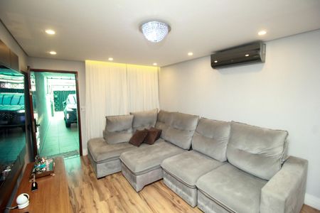 Casa à venda com 105m², 3 quartos e 2 vagas Casa à venda com 105m², 3 quartos e 2 vagasSala