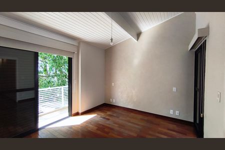 Casa à venda com 220m², 3 quartos e 2 vagasSuíte