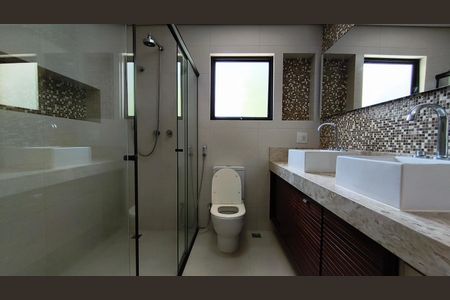 Casa à venda com 220m², 3 quartos e 2 vagasBanheiro da Suíte