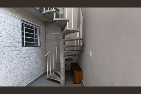 Casa à venda com 220m², 3 quartos e 2 vagasEscada para Edícula