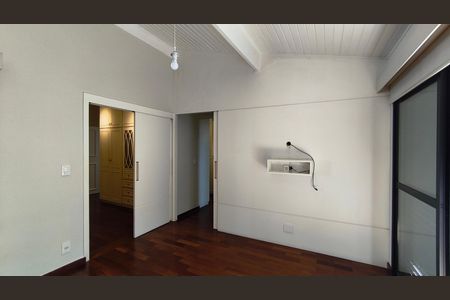 Casa à venda com 220m², 3 quartos e 2 vagasSuíte
