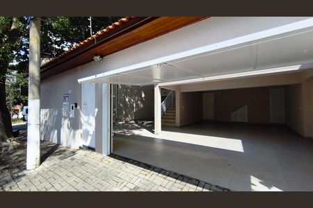 Casa à venda com 220m², 3 quartos e 2 vagasFachada + Plaquinha