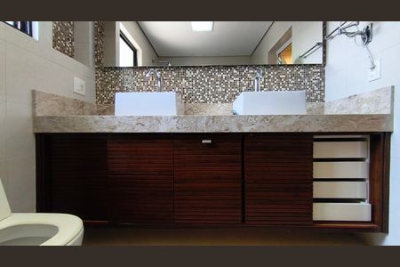 Casa à venda com 220m², 3 quartos e 2 vagasBanheiro da Suíte