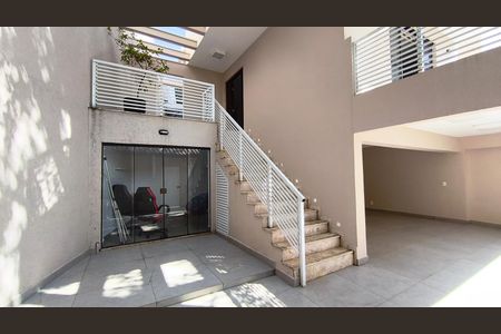 Casa à venda com 220m², 3 quartos e 2 vagasFachada
