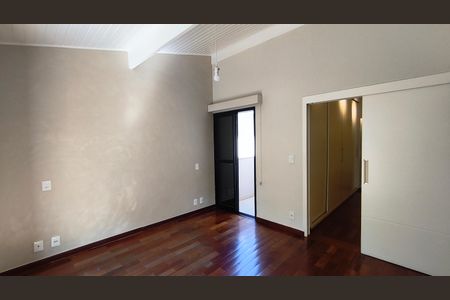 Casa à venda com 220m², 3 quartos e 2 vagasSuíte
