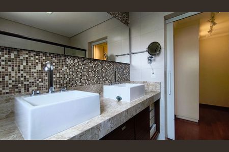 Casa à venda com 220m², 3 quartos e 2 vagasBanheiro da Suíte