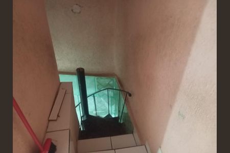 Casa à venda com 46m², 2 quartos e sem vaga Casa à venda com 46m², 2 quartos e sem vagaEscada