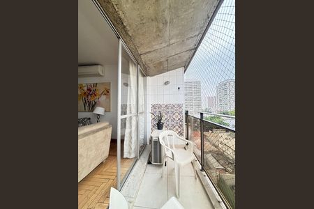 Apartamento à venda com 103m², 2 quartos e 2 vagas Apartamento à venda com 103m², 2 quartos e 2 vagasVaranda