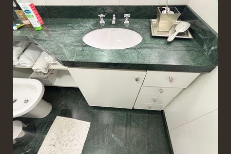 Apartamento à venda com 103m², 2 quartos e 2 vagas Apartamento à venda com 103m², 2 quartos e 2 vagasBanheiro da Suíte 1