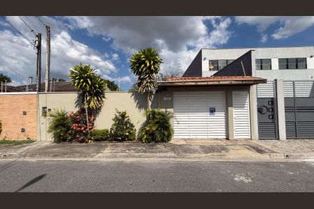 Casa para alugar com 360m², 2 quartos e 5 vagasPlaca instalada na Fachada do imóvel