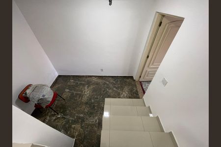 Casa à venda com 219m², 3 quartos e 4 vagasEscada