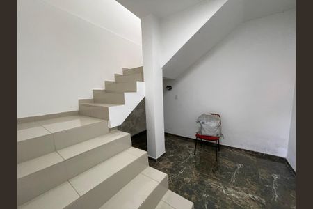 Casa à venda com 219m², 3 quartos e 4 vagasEscada