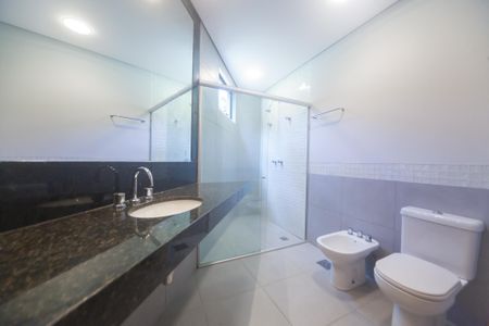 Casa de condomínio à venda com 2000m², 4 quartos e 4 vagas Casa de condomínio à venda com 2000m², 4 quartos e 4 vagasBanheiro suite 4