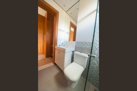 Casa de condomínio à venda com 2000m², 4 quartos e 4 vagas Casa de condomínio à venda com 2000m², 4 quartos e 4 vagasBanheiro suite 2