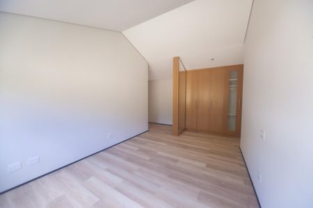 Casa de condomínio à venda com 2000m², 4 quartos e 4 vagas Casa de condomínio à venda com 2000m², 4 quartos e 4 vagassuite 4