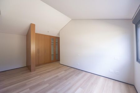 Casa de condomínio à venda com 2000m², 4 quartos e 4 vagas Casa de condomínio à venda com 2000m², 4 quartos e 4 vagassuite 4