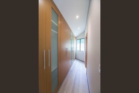 Casa de condomínio à venda com 2000m², 4 quartos e 4 vagas Casa de condomínio à venda com 2000m², 4 quartos e 4 vagasCloset da suíte 4
