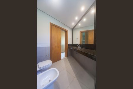 Casa de condomínio à venda com 2000m², 4 quartos e 4 vagas Casa de condomínio à venda com 2000m², 4 quartos e 4 vagasBanheiro suite 4