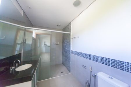 Casa de condomínio à venda com 2000m², 4 quartos e 4 vagas Casa de condomínio à venda com 2000m², 4 quartos e 4 vagasBanheiro suite 1