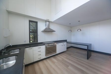 Casa de condomínio à venda com 2000m², 4 quartos e 4 vagas Casa de condomínio à venda com 2000m², 4 quartos e 4 vagasCozinha