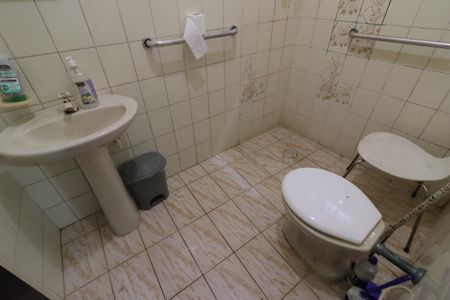 Casa para alugar com 450m², 3 quartos e 6 vagasBanheiro da Suíte 2