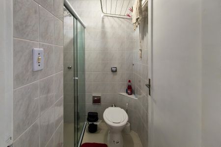 Banheiro  de kitnet/studio para alugar com 0 quarto, 28m² em Boqueirão, Praia Grande