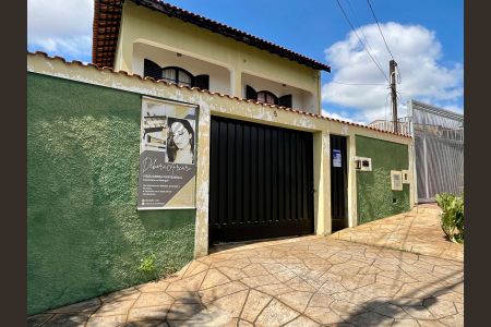 Casa à venda com 230m², 2 quartos e 3 vagasFachada da casa