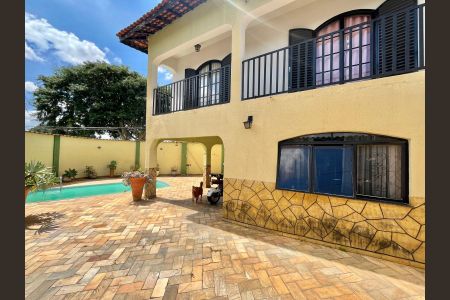 Casa à venda com 230m², 2 quartos e 3 vagasFachada da casa