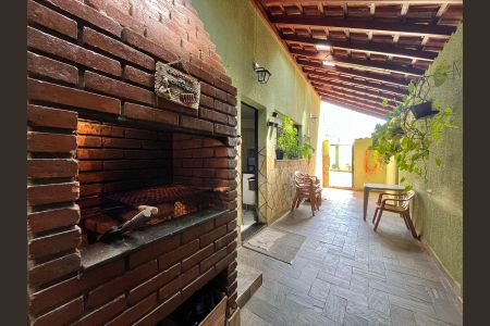Casa à venda com 230m², 2 quartos e 3 vagasChurrasqueira