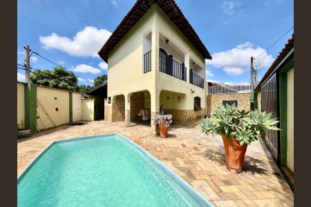 Casa à venda com 230m², 2 quartos e 3 vagasFachada da casa