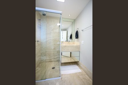 Apartamento à venda com 186m², 3 quartos e 4 vagasBanheiro Suíte 1