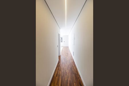 Casa de condomínio à venda com 525m², 4 quartos e 8 vagasCorredor