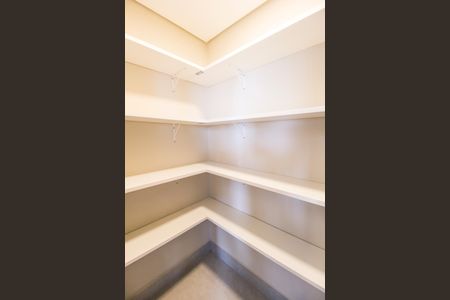 Casa de condomínio à venda com 525m², 4 quartos e 8 vagasDespensa