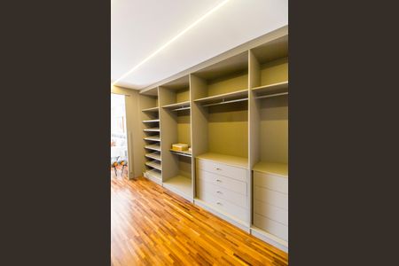 Casa de condomínio à venda com 525m², 4 quartos e 8 vagasCloset da suíte