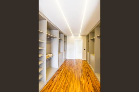 Casa de condomínio à venda com 525m², 4 quartos e 8 vagasCloset da suíte