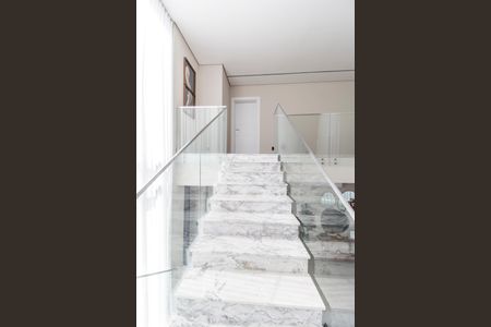 Casa de condomínio à venda com 525m², 4 quartos e 8 vagasEscada