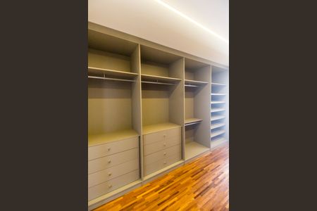 Casa de condomínio à venda com 525m², 4 quartos e 8 vagasCloset da suíte
