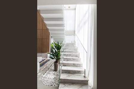 Casa de condomínio à venda com 525m², 4 quartos e 8 vagasEscada