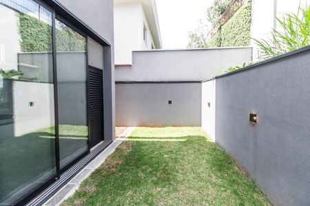 Casa de condomínio à venda com 525m², 4 quartos e 8 vagasQuintal
