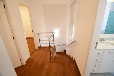 Casa de condomínio à venda com 146m², 3 quartos e 2 vagasEscada