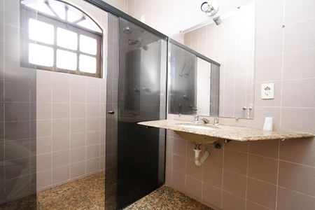 Casa à venda com 390m², 6 quartos e 2 vagasBanheiro 1