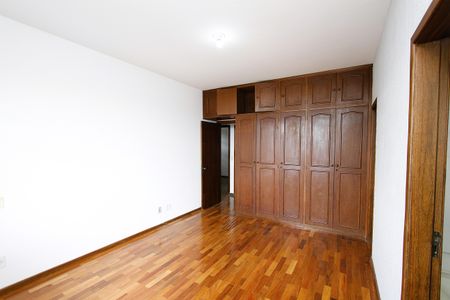 Casa à venda com 390m², 6 quartos e 2 vagasQuarto 4 - Suíte